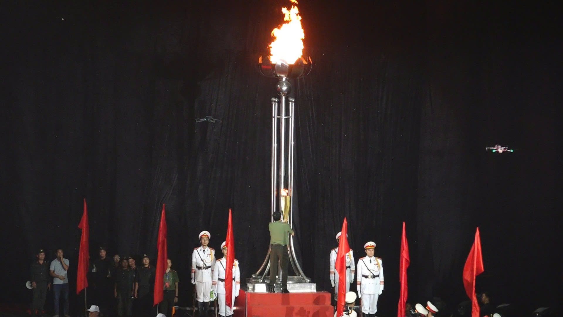 Thượng tướng Lê Văn Tuyến thực hiện nghi thức thắp sáng ngọn lửa truyền thống của Đại hội khỏe