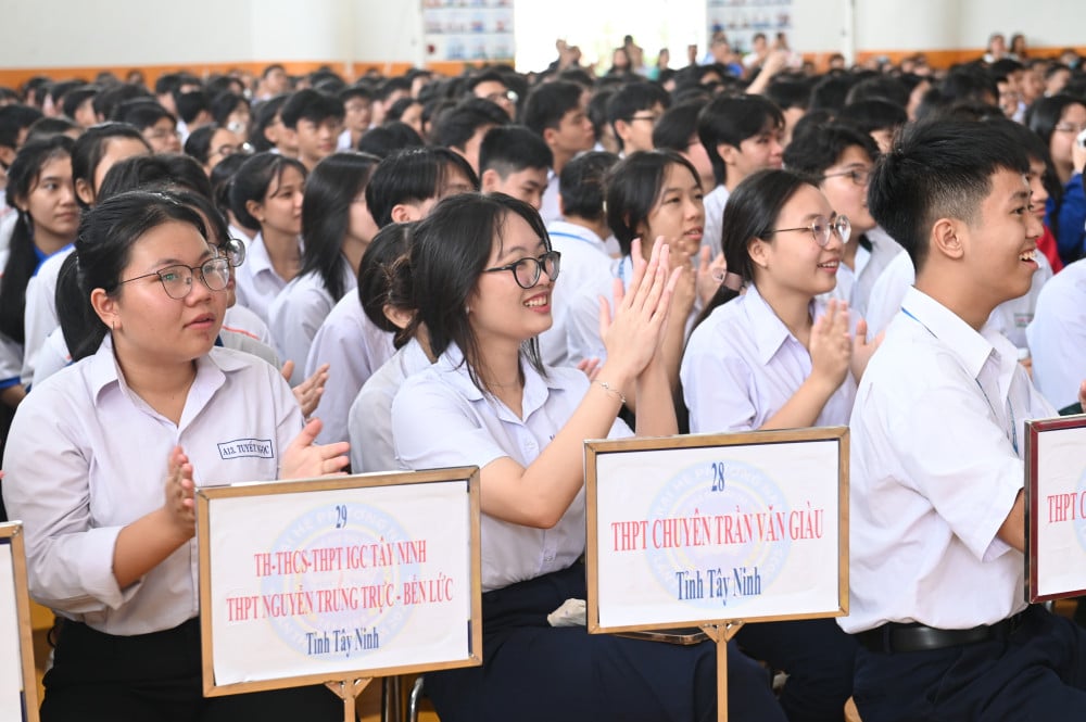 Các em học sinh vui tươi, phấn khởi khi tham gia sự kiện Trại hè Phương Nam tại tỉnh Tây Ninh lần thứ VIII
