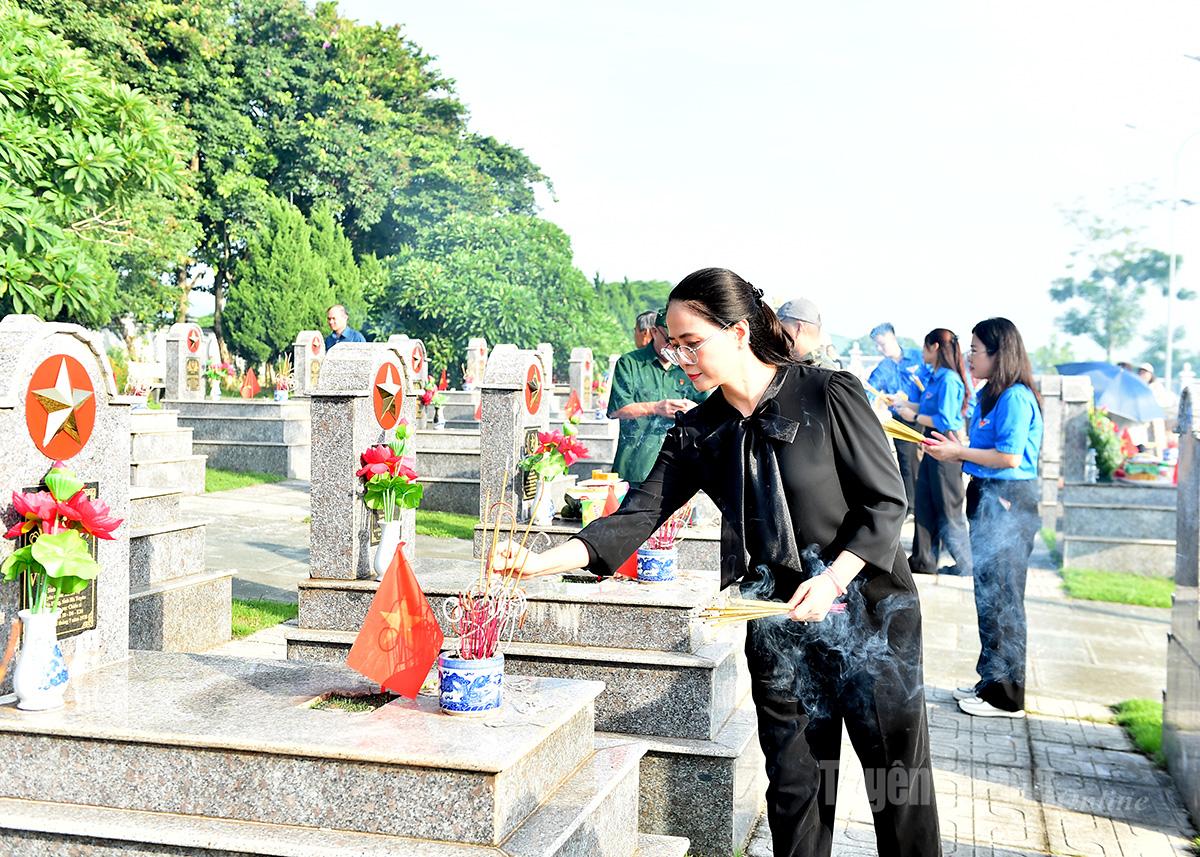 Comrade Tang Thi Ha, Deputy Editor-in-Chief of Tuyen Quang Newspaper and Radio and Television, burned incense at the martyrs' graves.