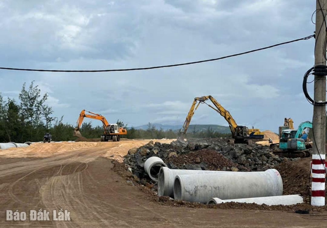 Construction d'une route côtière dans la région orientale de la province de Dak Lak.