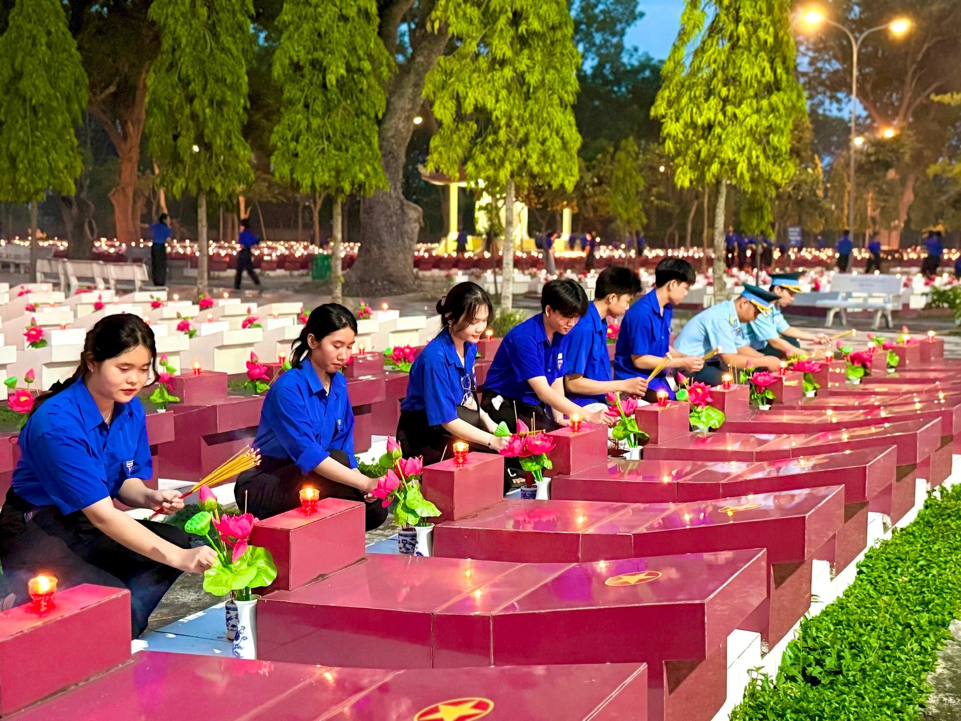 Đoàn viên thanh niên thắp nến tri ân tại các mộ liệt sĩ