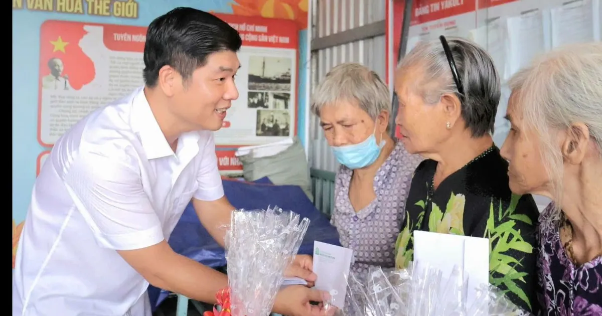Giving gifts to policy families in Cu Chi commune