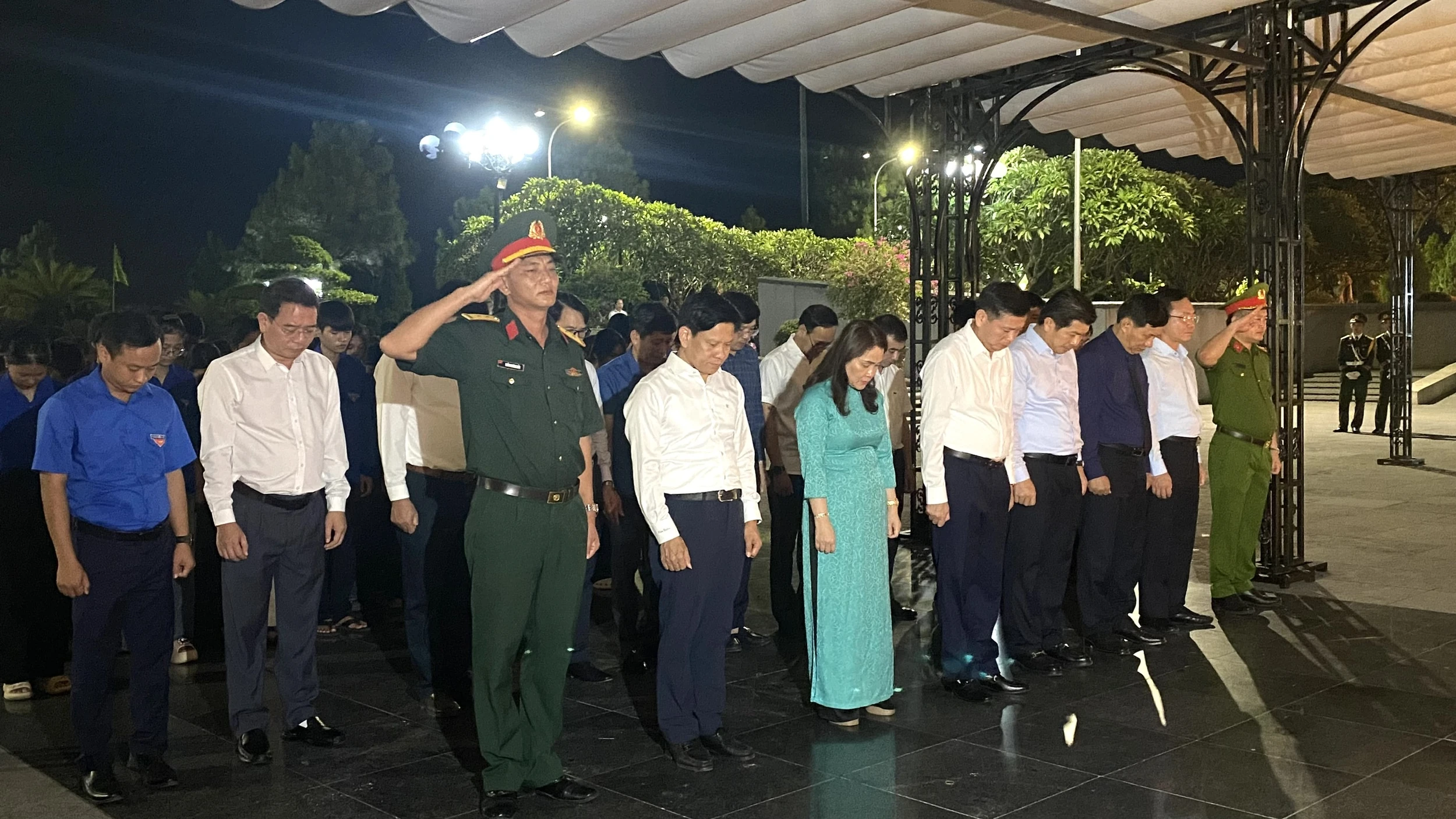 Đồng loạt tổ chức lễ viếng và thắp nến tri ân các anh hùng liệt sĩ