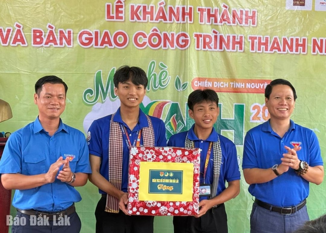 អនុប្រធានគណៈកម្មាធិការរណសិរ្សមាតុភូមិខេត្ត លេខាសម្ព័ន្ធយុវជនខេត្ត Dak Lak លោក Luong Minh Tung ជូនអំណោយដល់សិស្សានុសិស្សនៅរណសិរ្ស Phu Mo។