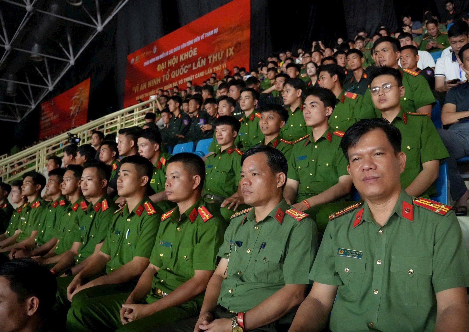 Thượng tá Trần Quang Trung – Trưởng phòng PX03 (hàng đầu, thứ nhất từ phải sang) và Thượng tá Nguyễn Văn Thắng – Phó Trưởng phòng PX03 (hàng đầu, thứ hai từ phải sang) dự Lễ khai mạc cùng các vận động viên Đội t