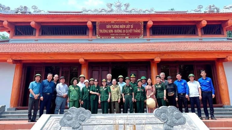 cac-cuu-chien-binh-hoi-ngo-tai-den-tuong-niem-liet-si-truong-son-trong-diem-ca-roong-atp-duong-20-quyet-thang-1.jpg