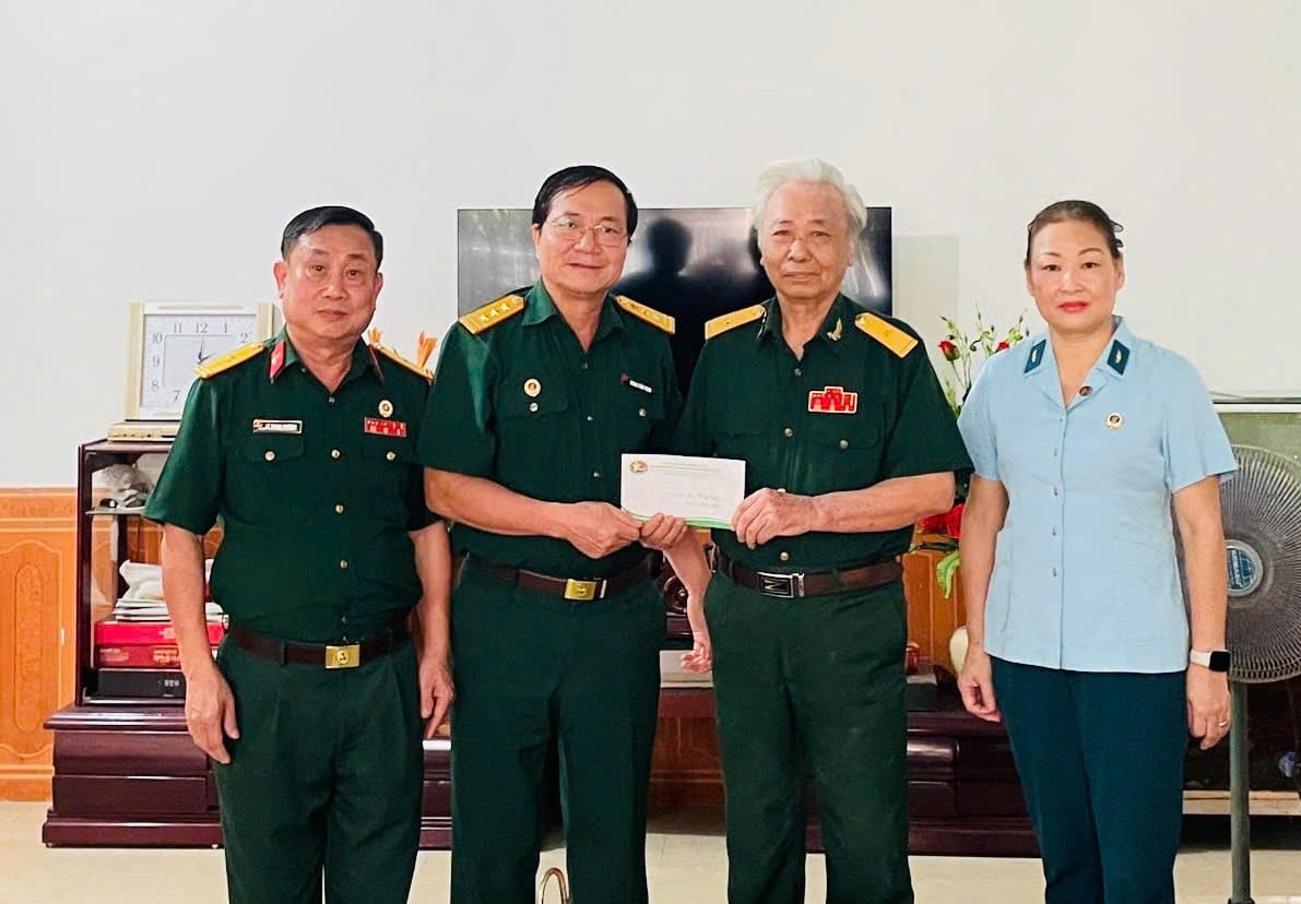 Thông qua hoạt động thăm hỏi, tặng quà nhằm tri ân và động viên hội viên, cựu chiến binh tiếp tục phát huy phẩm chất &quot;Bộ đội Cụ Hồ&quot;, tích cực lao động, sản xuất.