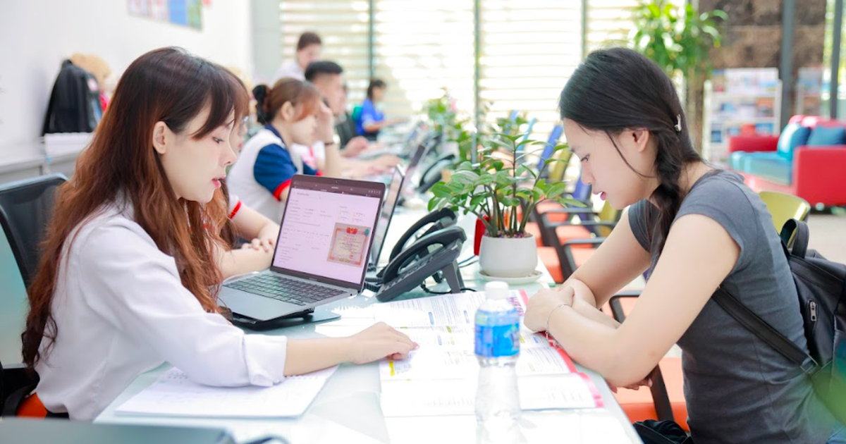 Chênh lệch điểm chuẩn giữa học bạ và điểm thi THPT tại các trường ra sao?