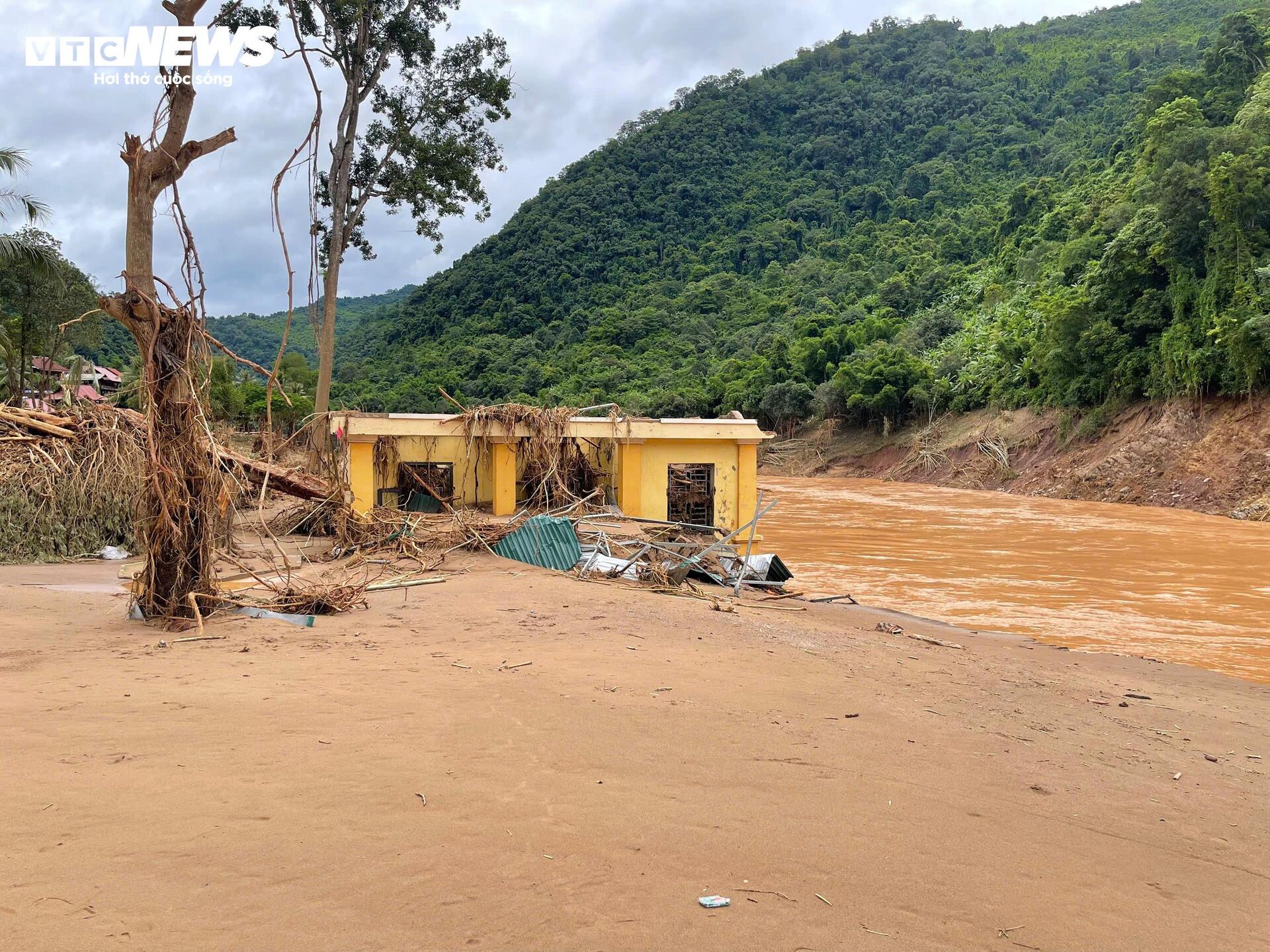 The school was buried after the flood, the principal choked up when talking about the students - 12