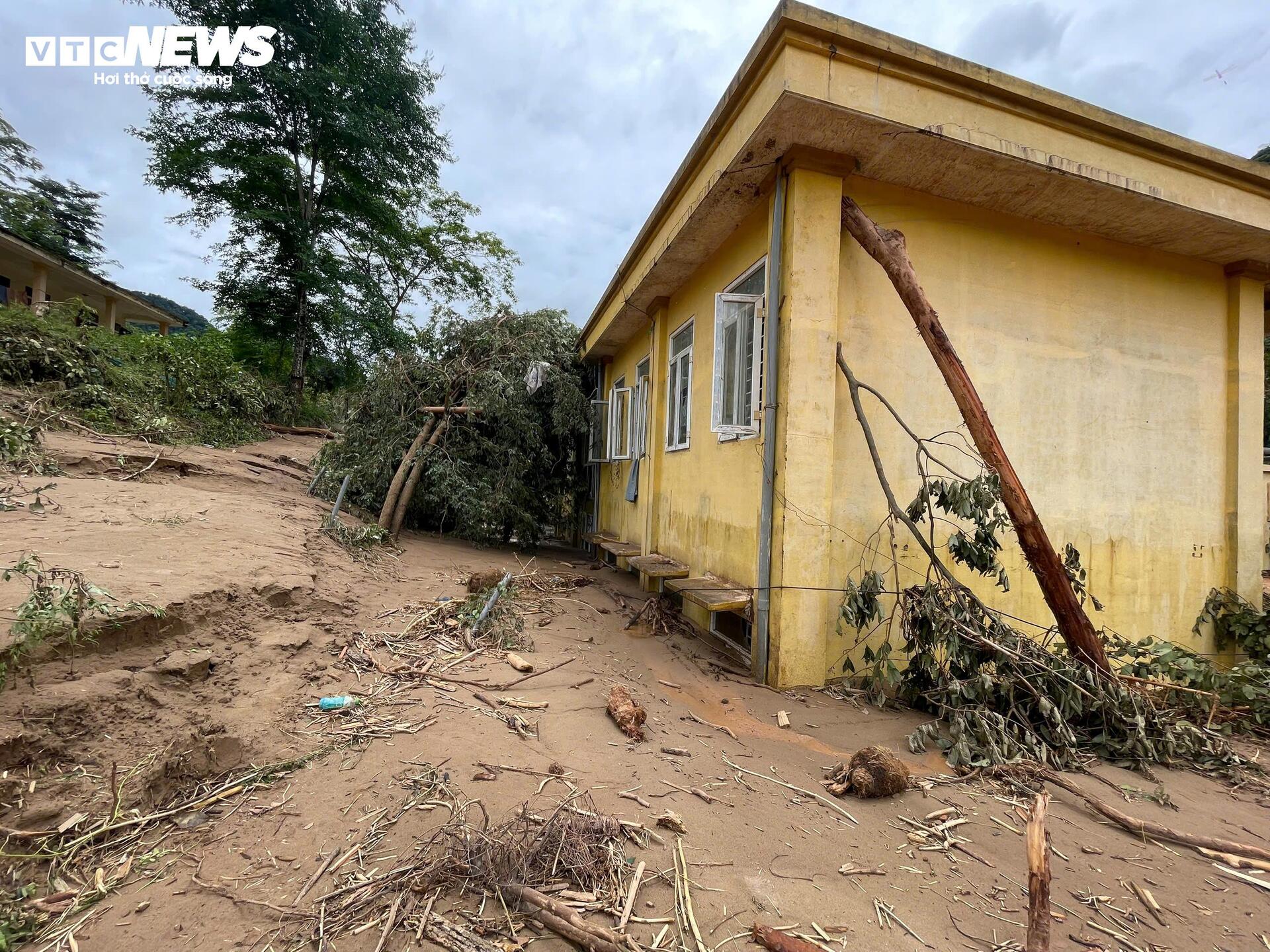 The school was buried after the flood, the principal choked up when talking about the students - 9