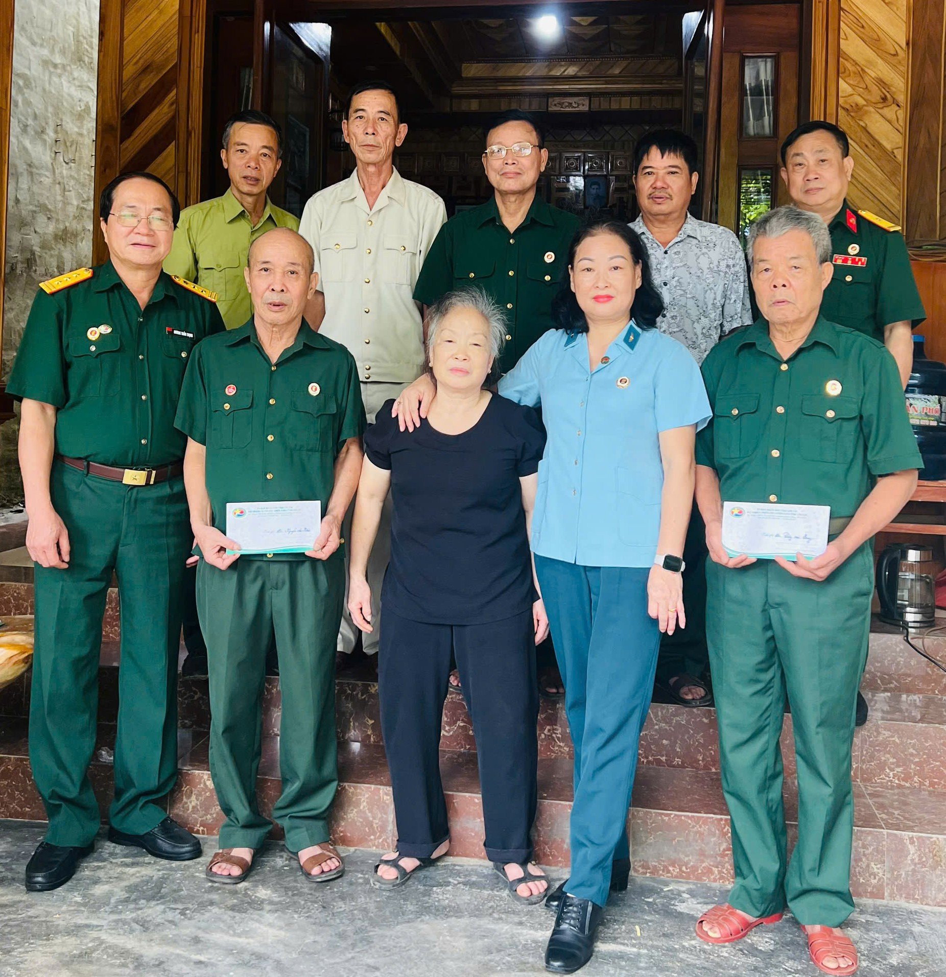 Hội Doanh nhân Cựu chiến binh tỉnh tặng quà tri ân cựu chiến binh và người có công với cách mạng.