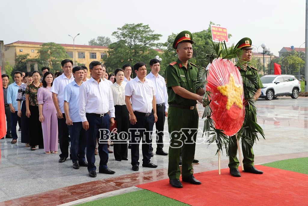 Leaders of An Thi commune offered incense and flowers to commemorate the heroic martyrs.