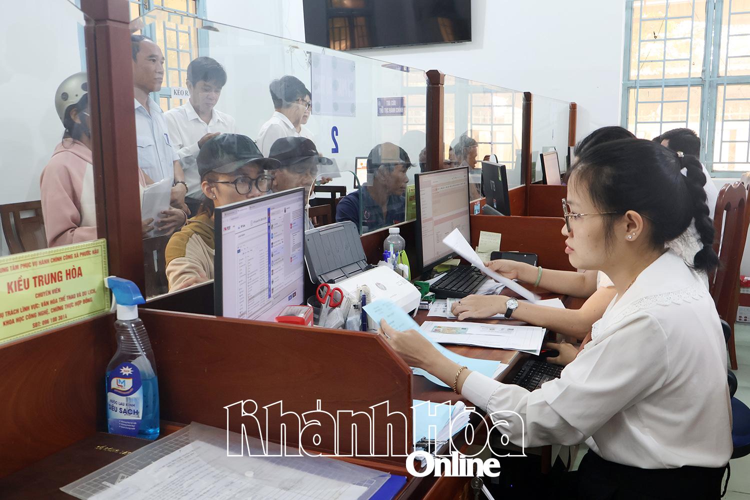 People carry out administrative procedures at the Phuoc Hau Commune Public Administration Service Center.