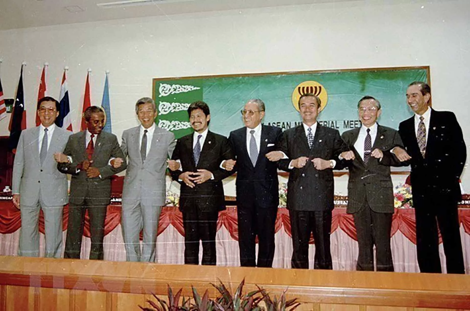 Bộ trưởng Ngoại giao Nguyễn Mạnh Cầm (thứ hai từ phải), Tổng thư ký ASEAN cùng các Bộ trưởng  Ngoại giao ASEAN tại cuộc họp kết nạp Việt Nam vào ASEAN tại Brunei, ngày 28/7/1995. (Nguồn: TTXVN)