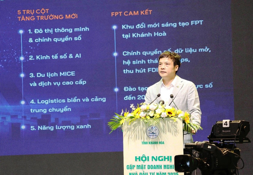 FPT Corporation의 대표이사인 응우옌 반 코아 씨는 칸호아 성의 기업 및 투자자들과 함께 2025년 회의에서 연설했습니다.