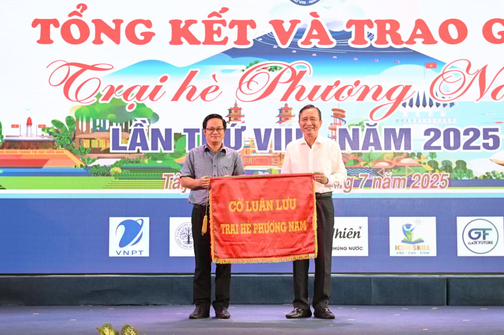 Ông Nguyễn Quang Thái, Giám đốc Sở GD&ĐT Tây Ninh trao cờ luân lưu đăng cai tổ chức Trại hè Phương Nam lần thứ IX, năm 2026 cho ông Võ Văn Bé Hai, Phó Giám đốc Sở GD&ĐT Vĩnh Long