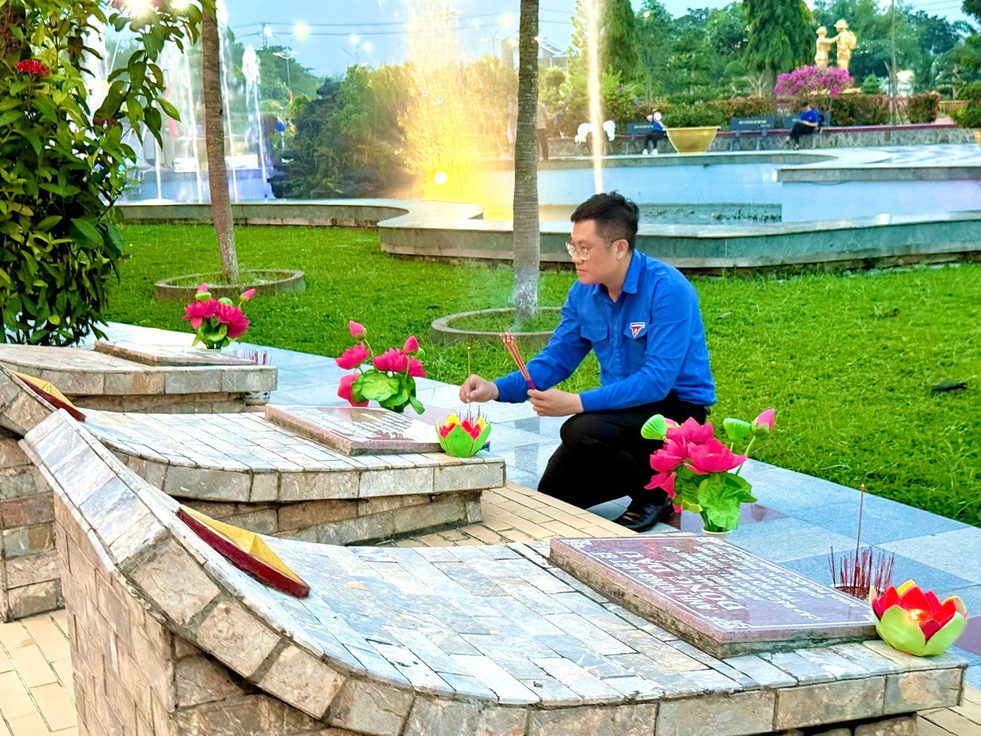 Phó Bí thư Tỉnh đoàn Lâm Đồng Đoàn Minh Tâm thắp hương tưởng nhớ các anh hùng liệt sĩ