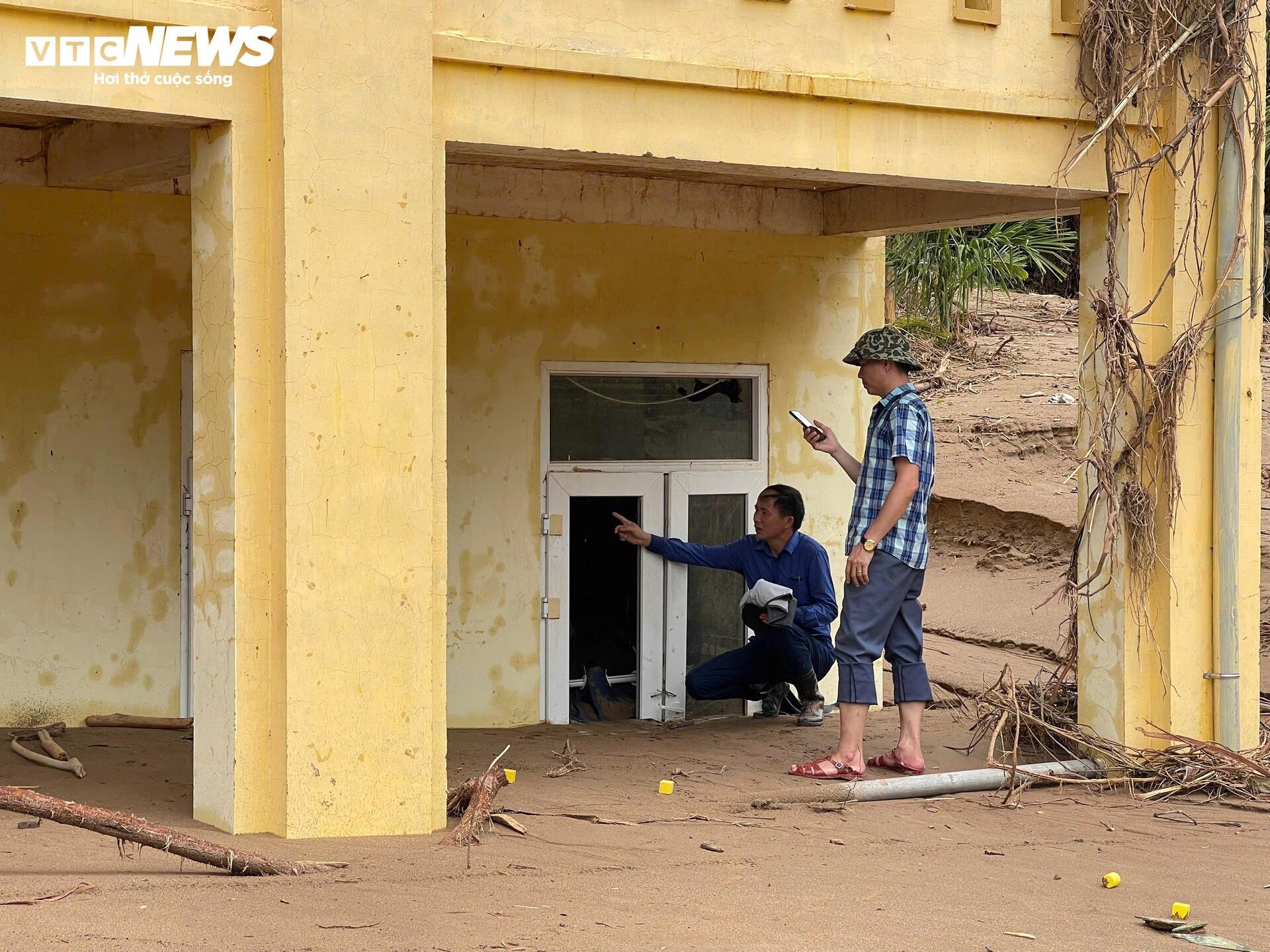The school was buried after the flood, the principal choked up when talking about the students - 5