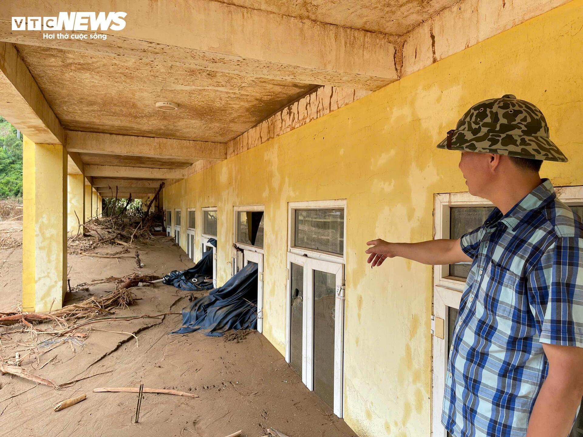 The school was buried after the flood, the principal choked up when talking about the students - 3