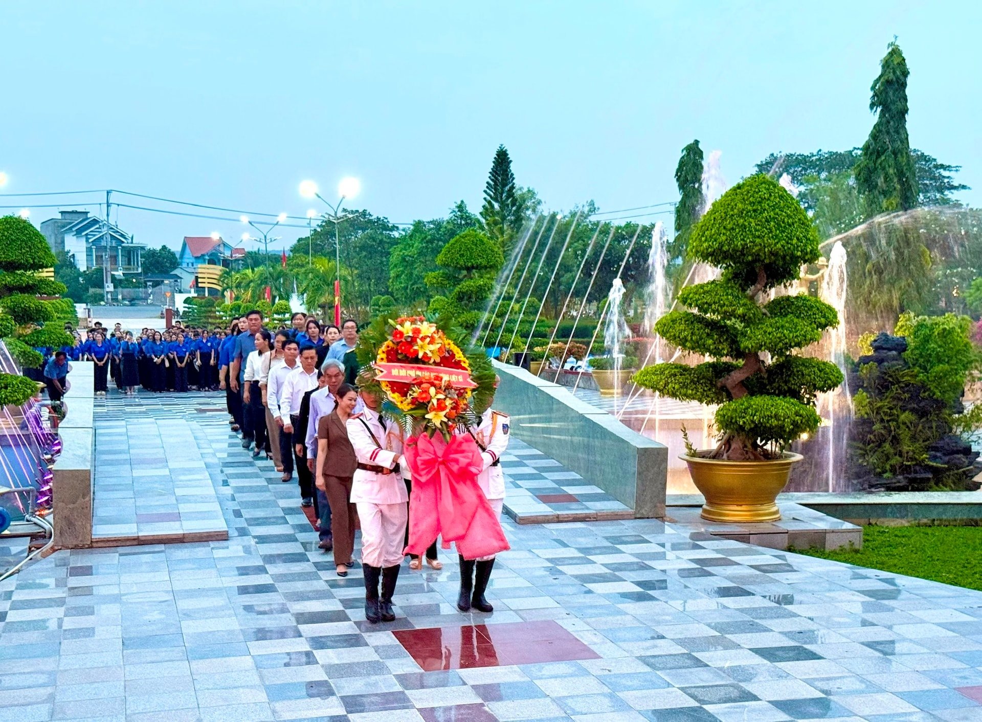 Đại diện lãnh đạo các sở, ban, ngành cùng lãnh đạo địa phương dâng hoa tưởng niệm các anh hùng liệt sĩ tại Nghĩa trang Liệt sĩ Bình Thuận