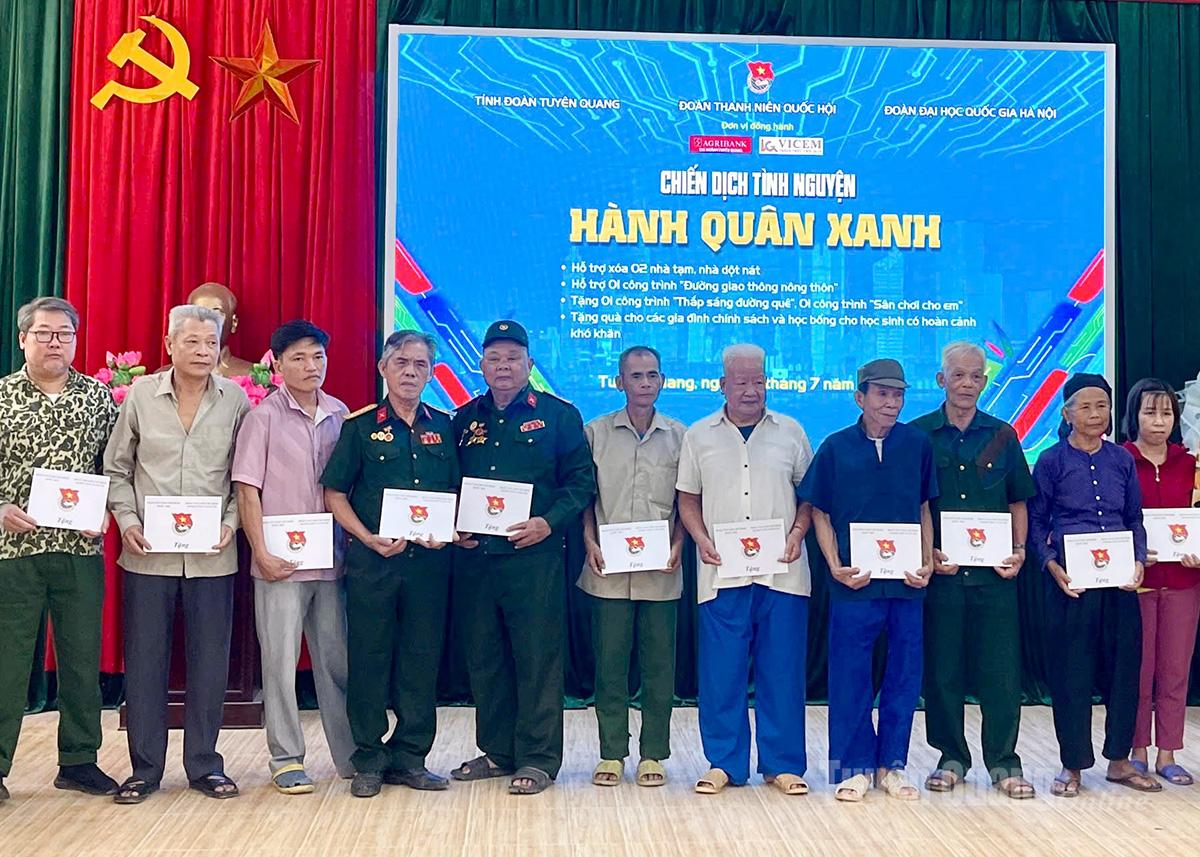 Đoàn công tác trao tặng các suất quà cho cựu thanh niên xung phong, gia đình chính sách.