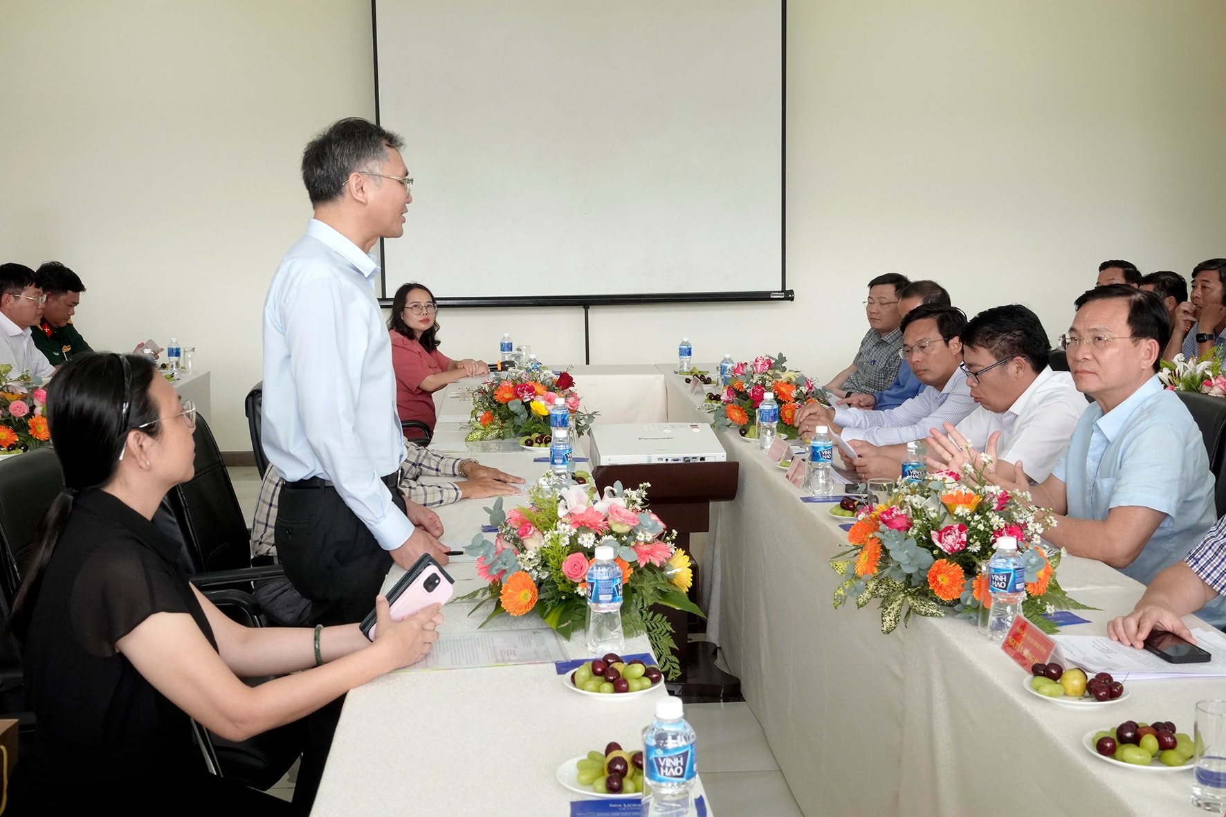 Le président du Comité populaire provincial de Lam Dong et la délégation provinciale ont écouté le rapport d'ensemble sur le projet de forêt pétrolière (photo de N. Lan)
