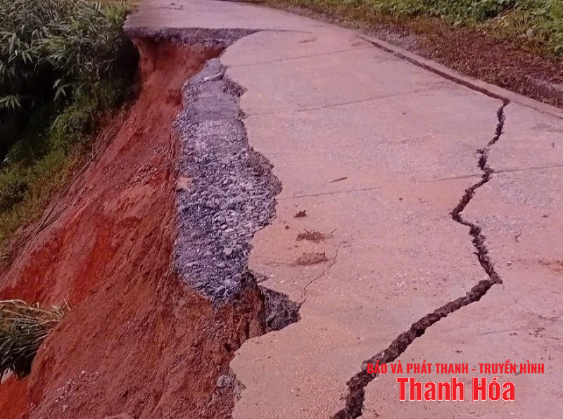 ផ្លូវ​ទៅ​ភូមិ​សាណា​បាន​ខូច​ខាត​យ៉ាង​ធ្ងន់ធ្ងរ