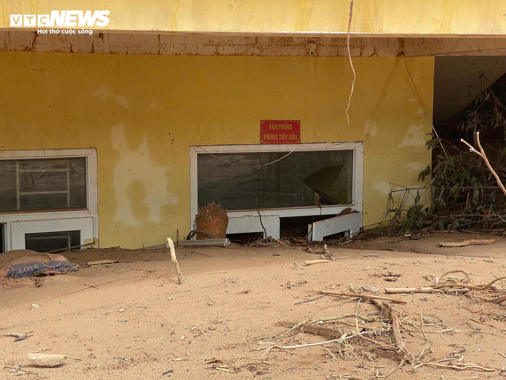 The school was buried after the flood, the principal choked up when talking about the students - 4