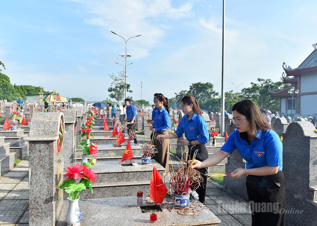 Youth Union members of Tuyen Quang Newspaper and Radio and Television burn incense at martyrs' graves.