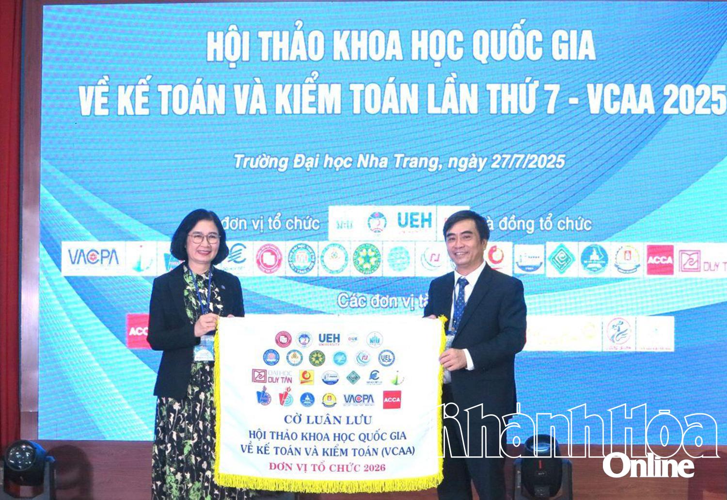 Lãnh đạo Trường Đại học Nha Trang trao cờ luân lưu cho đơn vị đăng cai hội thảo năm 2026.