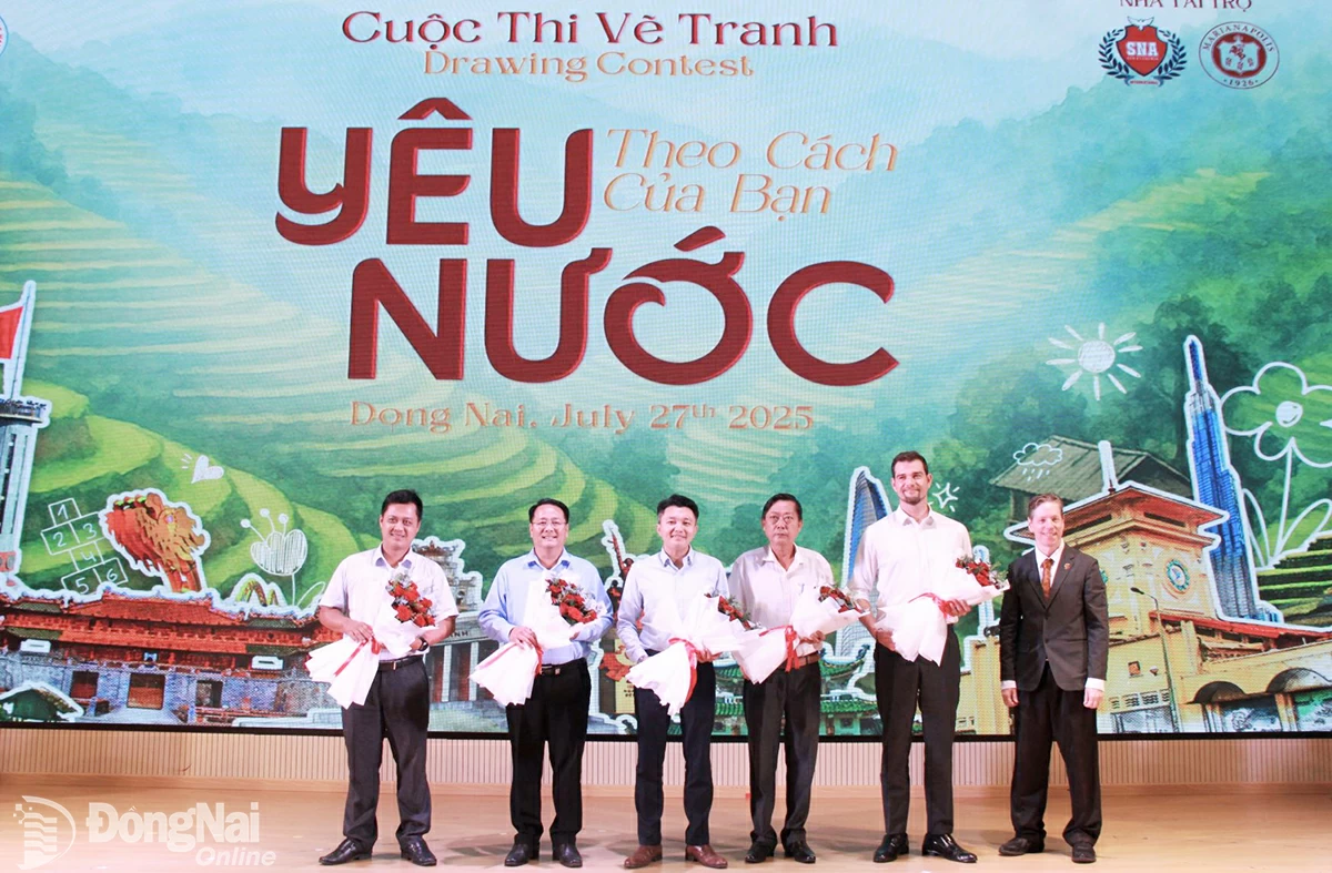 Ban tổ chức tặng hoa cho Ban giám khảo cuộc thi. Ảnh: Nga Sơn
