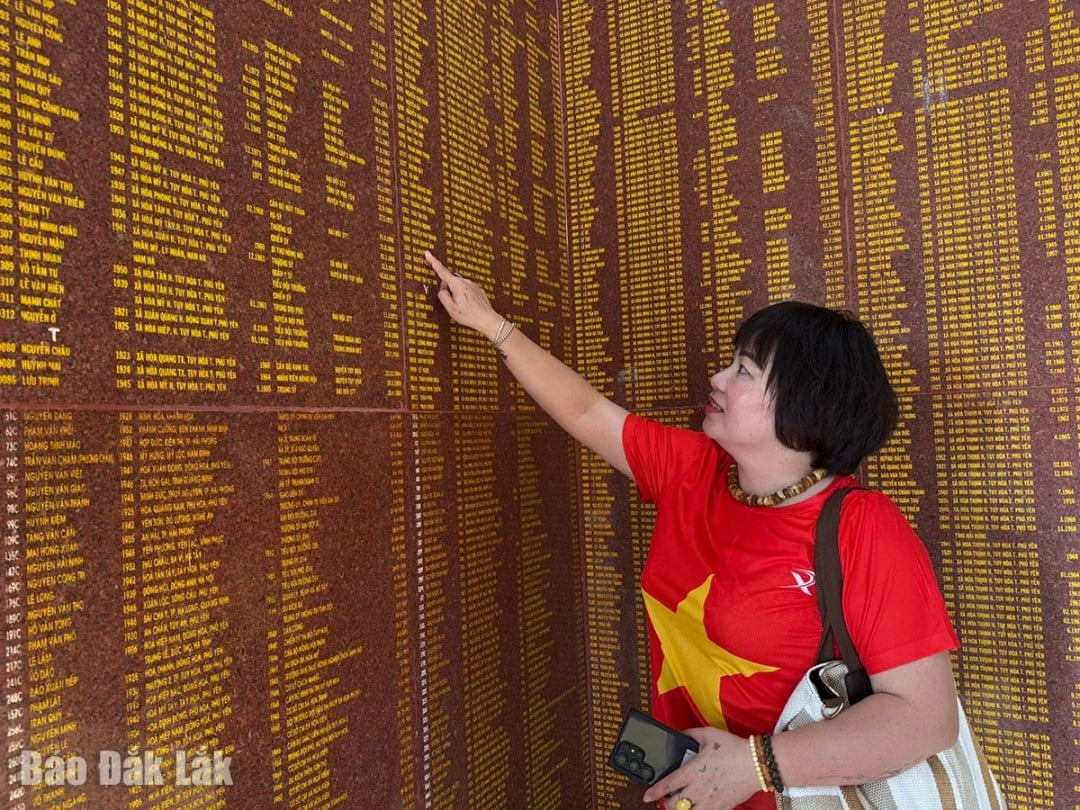 លោកស្រី Nguyen Do Lan Anh មក​ពី​ទីក្រុង​ហាណូយ​បាន​ស្វែង​រក​ឈ្មោះ​ពូ​របស់​ខ្លួន​គឺ​ទុក្ករបុគ្គល Dang Quang San។