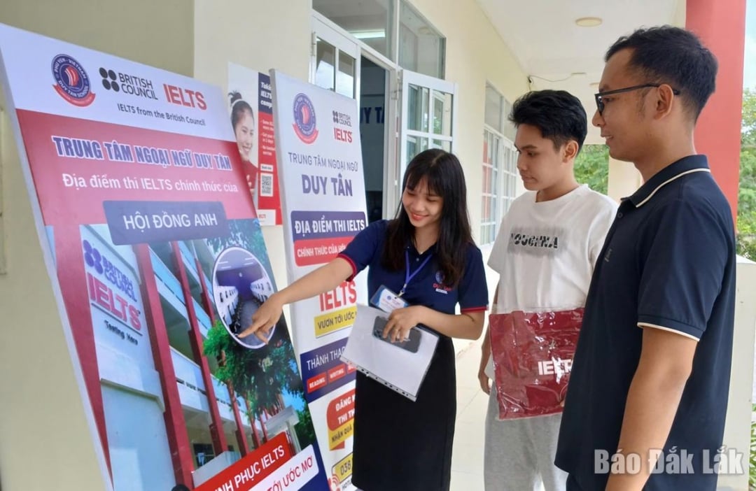 Les candidats qui passent l'examen du certificat international d'anglais IELTS doivent se référer aux informations du Duy Tan Foreign Language Center avant d'entrer dans la salle d'examen.
