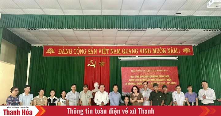 Der Tourismusverband der Provinz Thanh Hoa überreicht Politikerfamilien Dankbarkeitshäuser und Geschenke