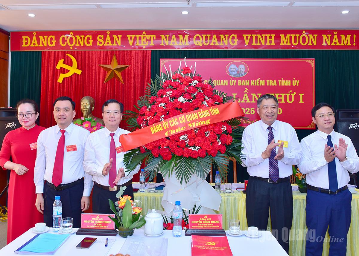 Lãnh đạo Đảng ủy các cơ quan Đảng tỉnh tặng hoa chúc mừng Đại hội.