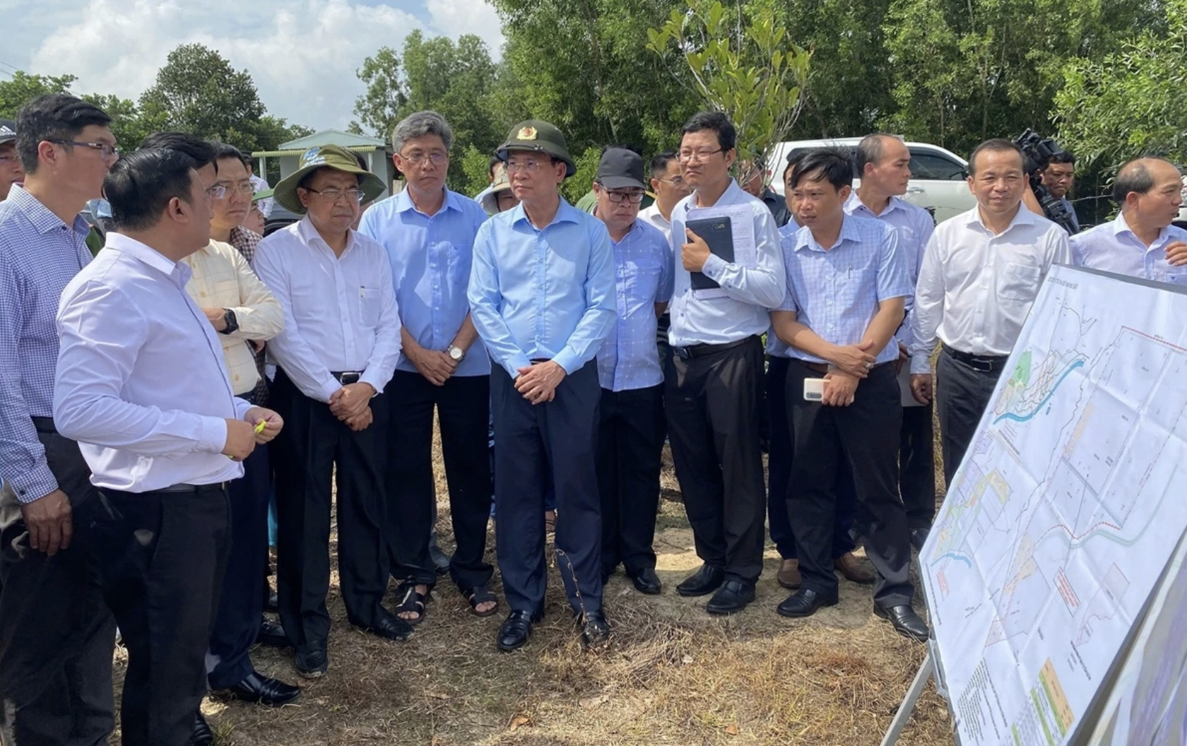 Đoàn công tác đang nghe báo cáo về dự án KCN Sơn Mỹ 2. (Ảnh: VOV.VN)
