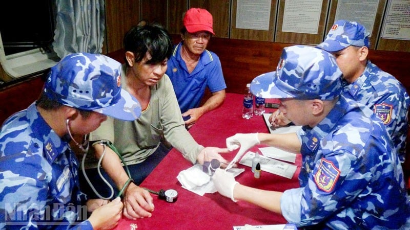 Cán bộ, chiến sĩ Tàu CSB 4035, Bộ Tư lệnh Vùng Cảnh sát biển 4 chăm sóc, hỗ trợ y tế nạn nhân gặp nạn trên biển.