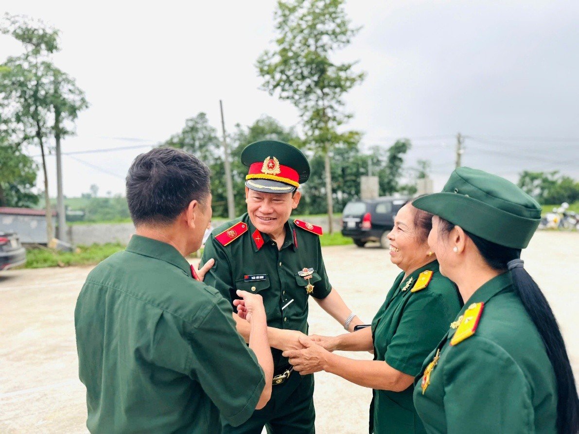 Những cựu chiến binh Trung đoàn 121 tay bắt mặt mừng sau ngày gặp lại.