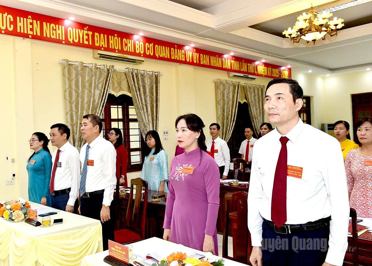 Các đại biểu dự Đại hội thực hiện nghi lễ Chào cơ tại Đại hội.