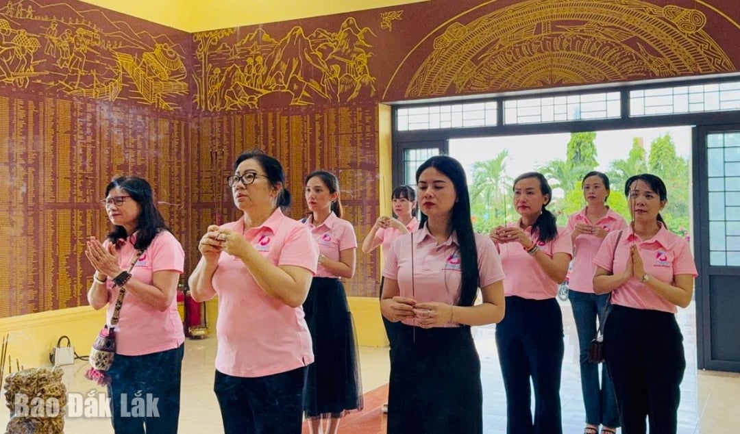 សមាគម​សហគ្រិន​ស្ត្រី Phu Yen អុជ​ធូប​ឧទ្ទិស​ដល់​វីរភាព​យុទ្ធជន​ពលី