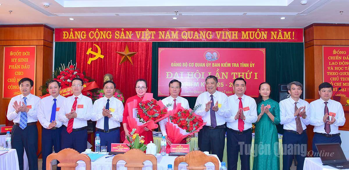 Đồng chí Phó Bí thư Thường trực chuyên trách Đảng ủy các cơ quan Đảng tỉnh Nguyễn Hồng Trang tặng hoa chúc mừng BCH Đảng bộ Cơ quan UBKT Tỉnh uỷ, nhiệm kỳ 2025- 2030.