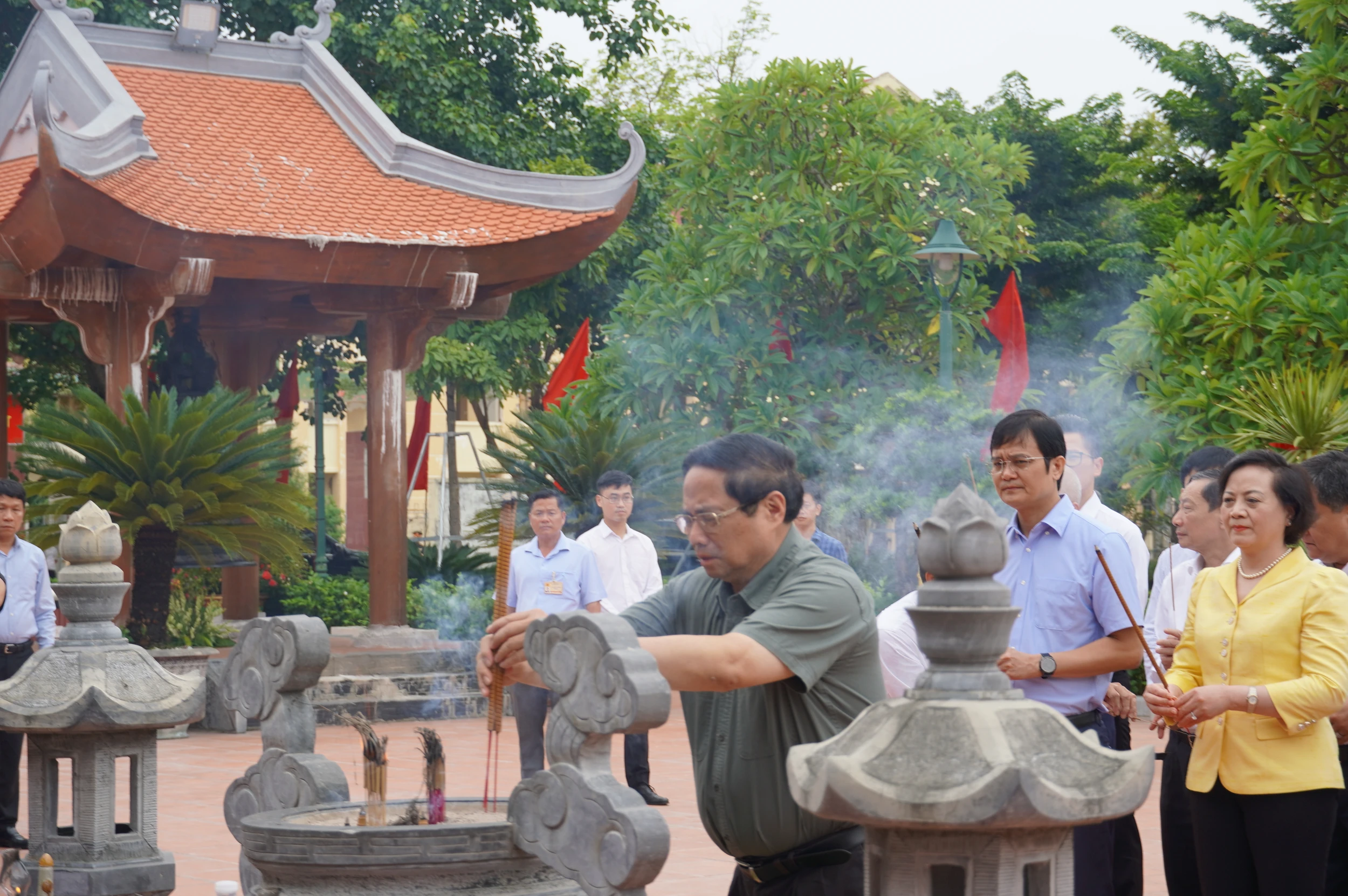 Thủ tướng Chính phủ Phạm Minh Chính dâng hương tại Đền thờ Bác Hồ và các Anh hùng liệt sĩ