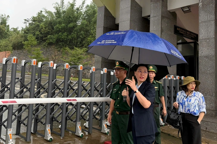 Bí thư Quảng Ngãi kiểm tra cửa khẩu lúc tinh mơ - Ảnh 3.