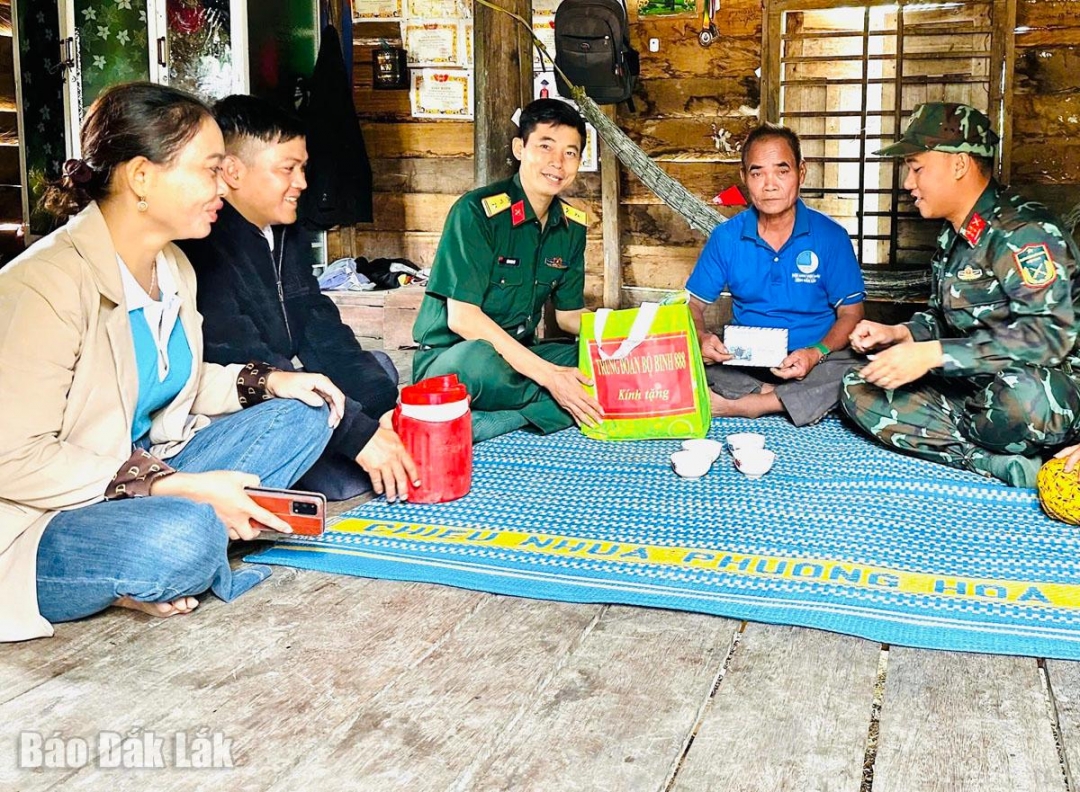 Officers of Infantry Regiment 888 give gifts to families with difficult circumstances.