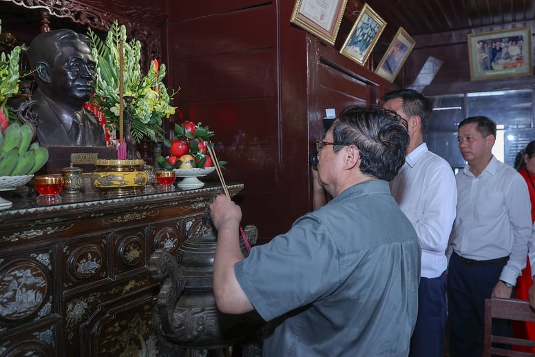 Thủ tướng dâng hương tưởng niệm Tổng Bí thư Lê Duẩn và Đại tướng Nguyễn Chí Thanh- Ảnh 1.