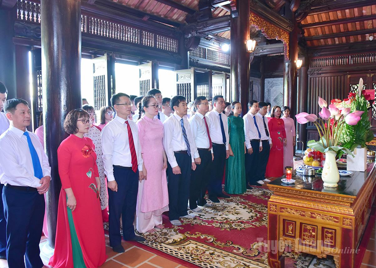 Đoàn đại biểu Cơ quan Uỷ ban UBKT Tỉnh uỷ dâng hương tại Đền thờ Chủ tịch Hồ Chí Minh.