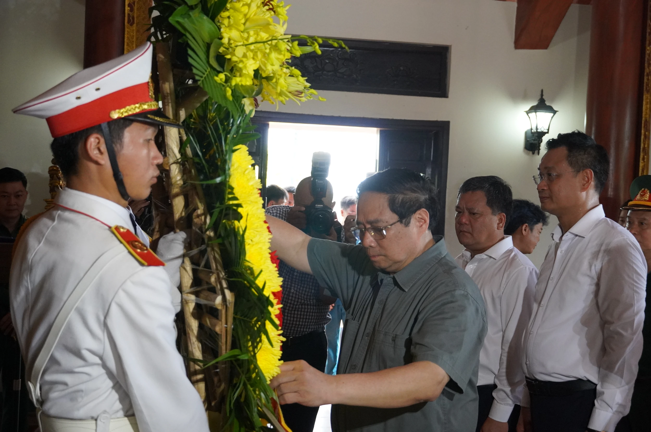 Thủ tướng Chính phủ Phạm Minh Chính dâng hương tại Đền thờ Bác Hồ và các Anh hùng liệt sĩ