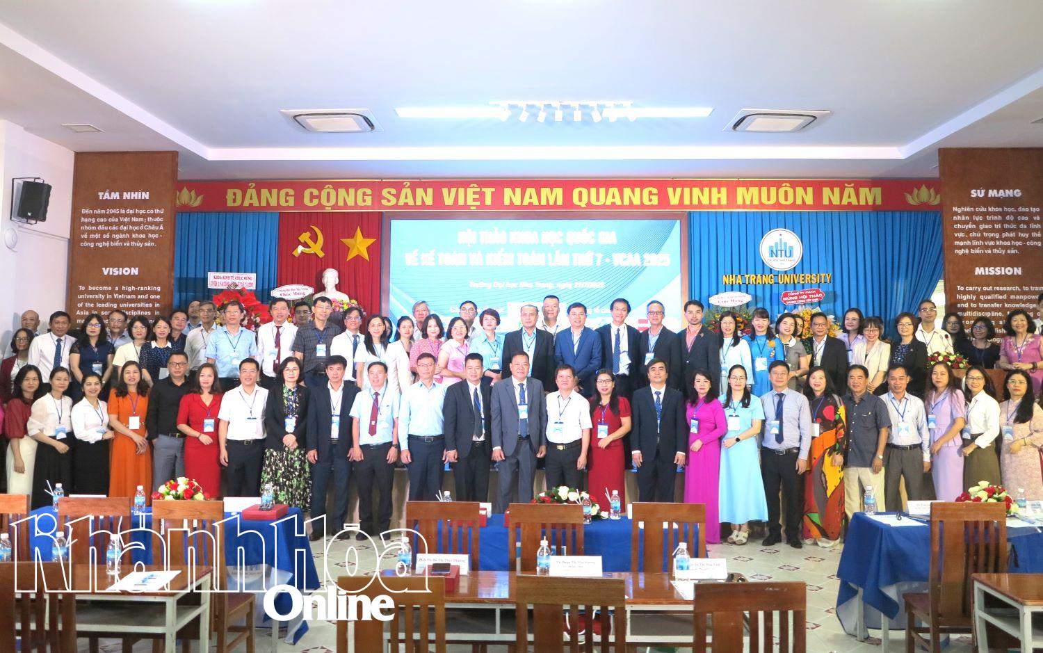 Các đại biểu chụp ảnh lưu niệm.