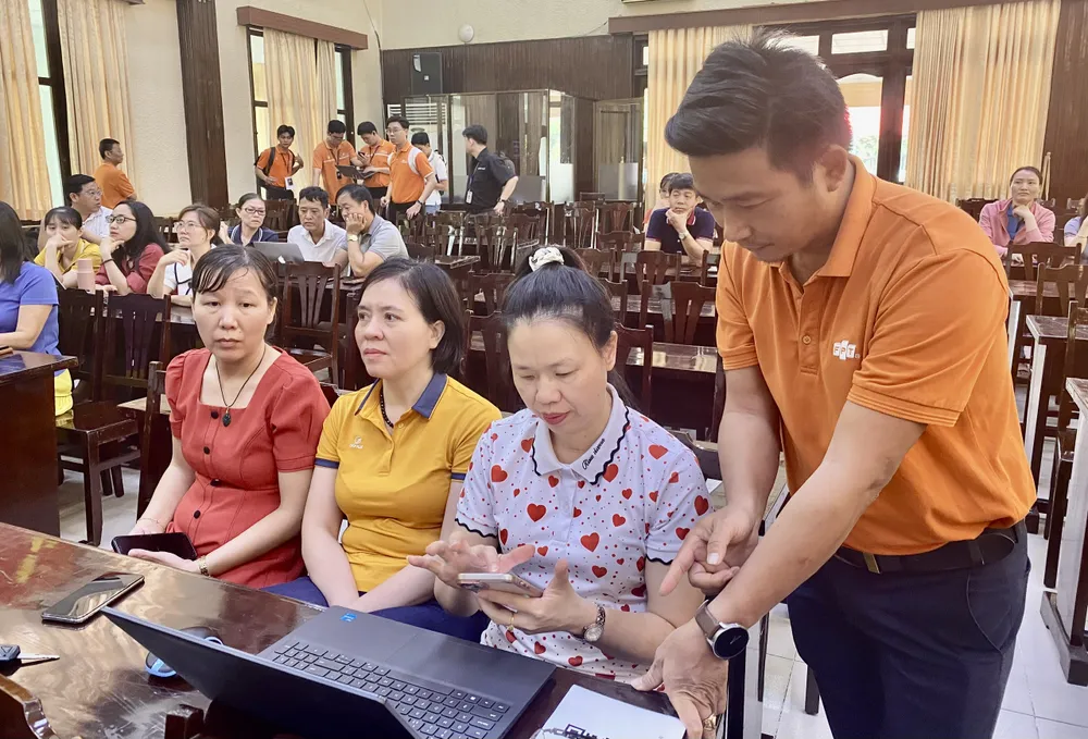 Officials and civil servants of Vung Tau ward, Ho Chi Minh City are trained in using AI in their work to better serve the people. Photo: PHU NGAN