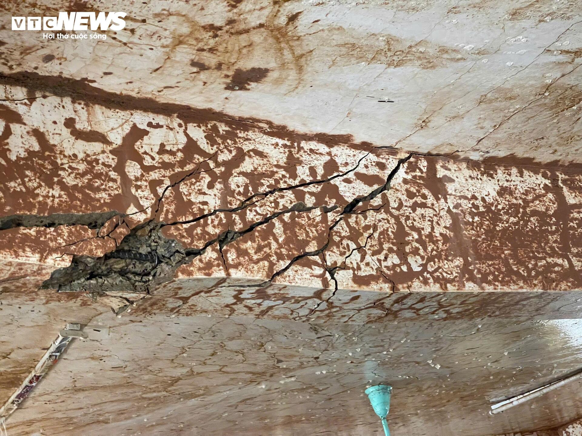 The school was buried after the flood, the principal choked up when talking about the students - 7